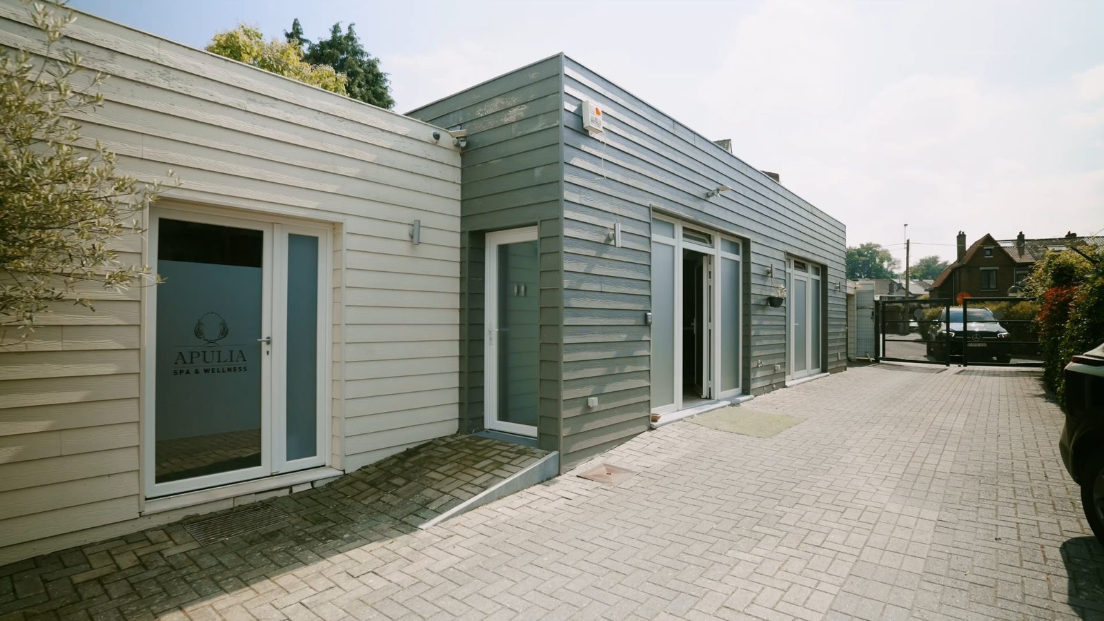 La façade d'Apulia et son entrée privée, Place du Remblai à Tubize