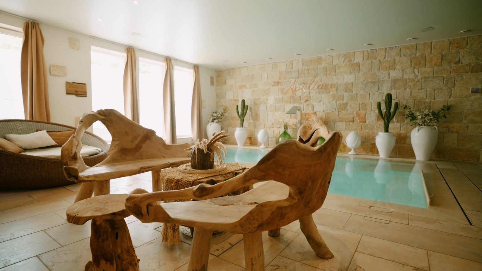 Le salon en bois flotté au bord du bassin